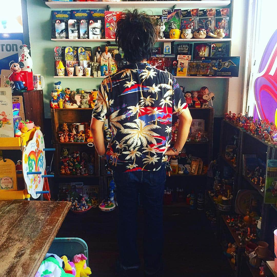 大川知英のインスタグラム：「今日は店長用事でお店へ午後出勤✈️🇺🇸🚬© #ビンテージ #アメトイ #心がウキウキします #アメカジボーイズ #TakatsuBase」