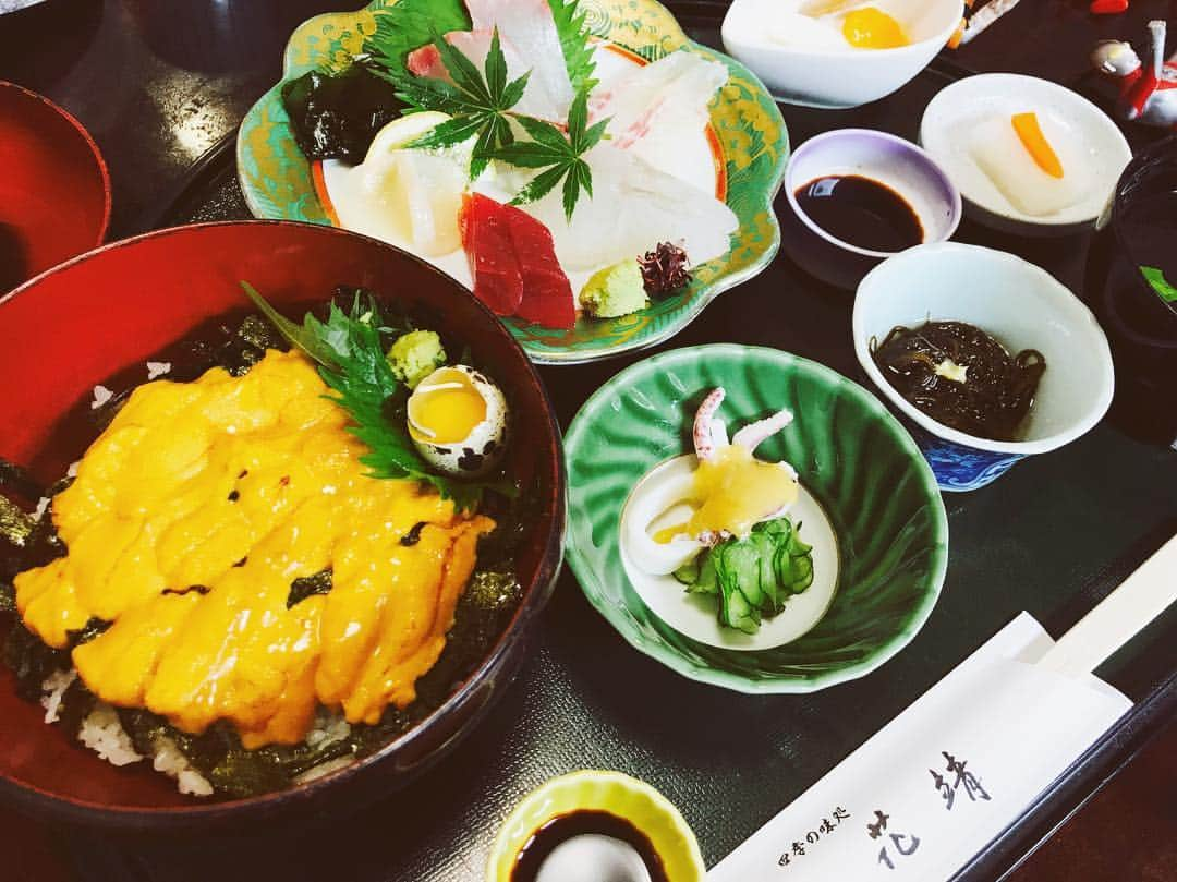 スザンヌさんのインスタグラム写真 - (スザンヌInstagram)「ランチは福間に🏖  うに丼💘💘💘 最高だった☺️🙏 今日は時間なかったけど、 海沿いのカフェも☕️行きたかったな〜っ🙋🙋🙋」7月13日 16時11分 - suzanneeee1028