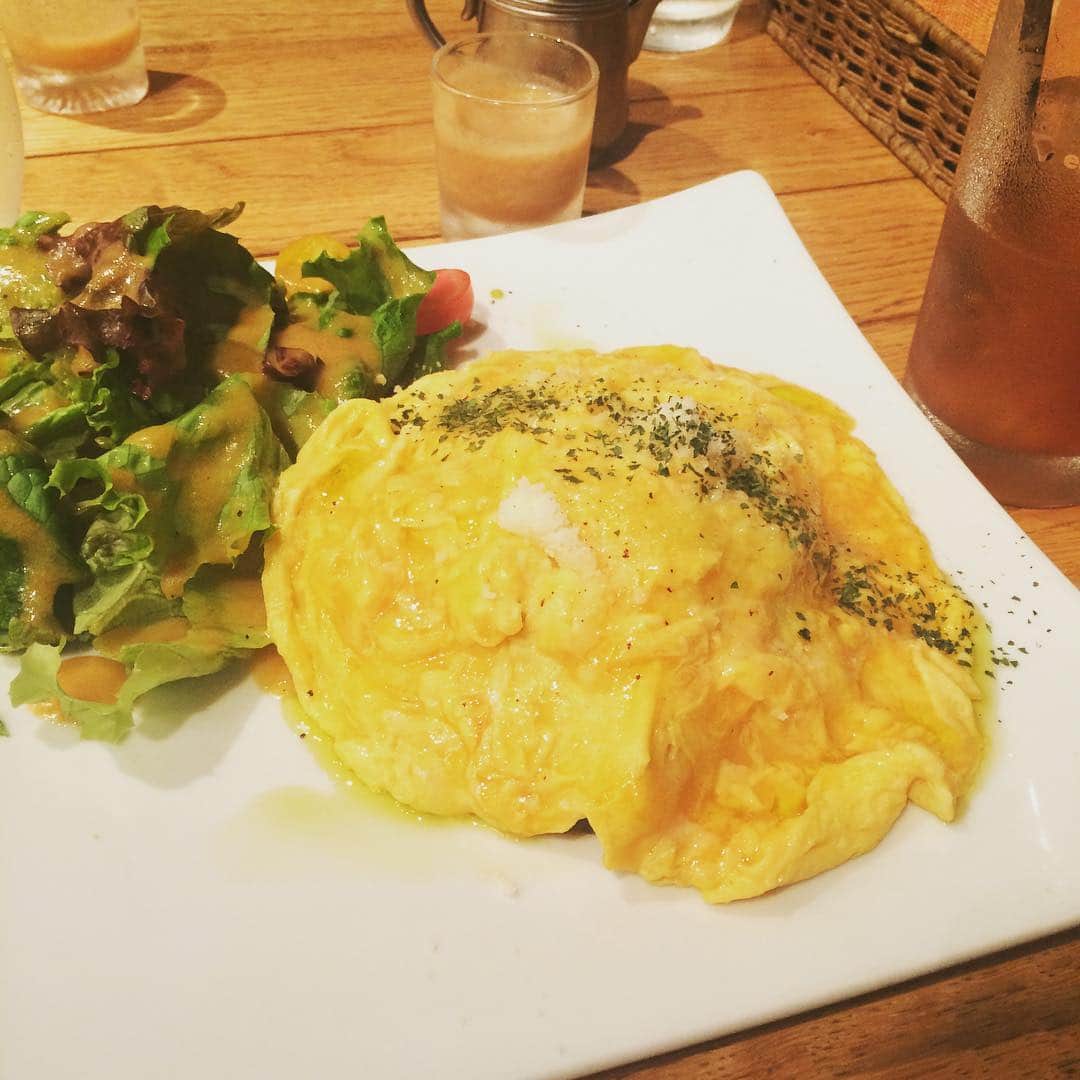 岡田紗季のインスタグラム：「今日のお昼ご飯は学校の近くでオムリゾットを♡  #ランチ #lunch #美味しい #お腹いっぱい #😋」