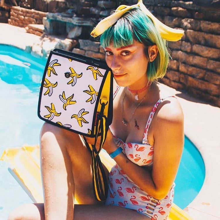 ロドニクのインスタグラム：「💥🍌🚀Banana Summer😎 @therodnikband x @jumpfrompaper 📷💥 regram @aarttrash 😘 #therodnikband #jumpfrompaper #poplife #rodnik #bags #popbags #poolside #popartlife 💥🚀🚀🚀」
