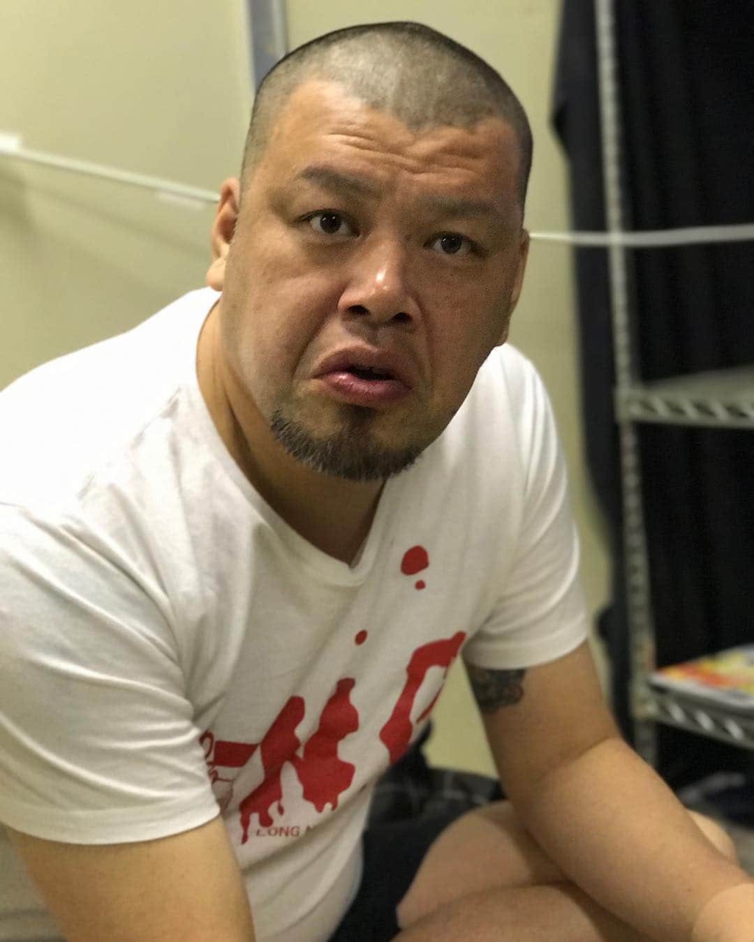 川島明のインスタグラム：「野性爆弾くーちゃん先輩 #よくみると 頭の形が #キューピーちゃん #この頭の中には脳ではなくて #火薬が詰まっている #まだオーディション受けてる時の僕らを見て #自分のライブに呼んでくれた先輩  #その役割は漫才ではなく #公園に連れていかれ #全裸にされ #空に向かって生肉を投げるから #二人で奪い合ってくれ #できたら手は使わないでくれ #それをVTRに撮らせてくれという依頼 #は？ #なにいうてんねん #それお笑いの教科書の何ページに載ってんねん #でも僕らは先輩に言われたのが嬉しくて #一生懸命生肉を奪い合った #できたVTRみたら #膝にモザイクかかってた #なにしてんねん #股間丸見えやないか #誰が笑うねん #あれから18年経ったが #いまだにこれを超す #サイコな仕事は無い」
