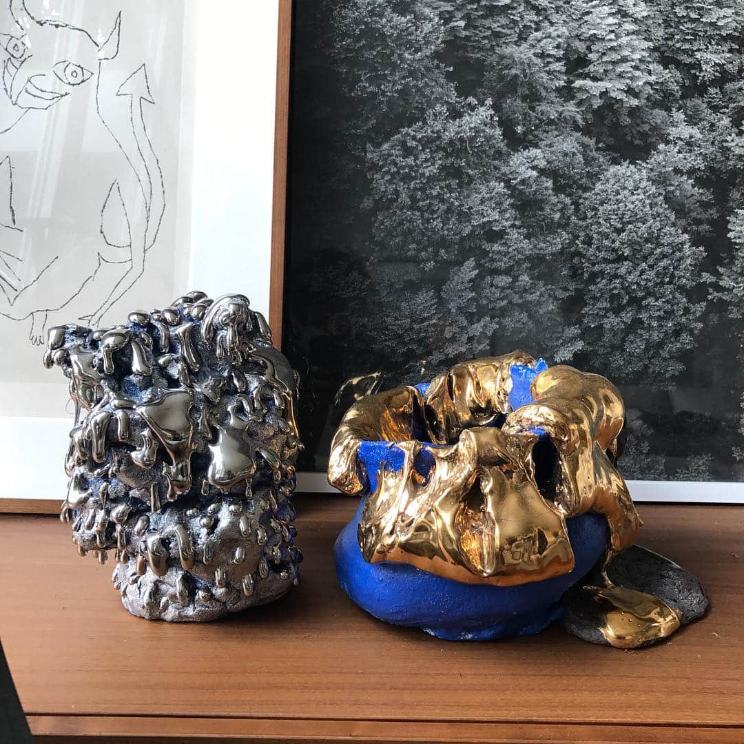 松山智一のインスタグラム：「Thanks @takurokuwata ! It's now a good couple #金さん銀さん  You can check out his large outdoor works at Frieze Sculpture at Regent's Park in UK.. Congrats!」