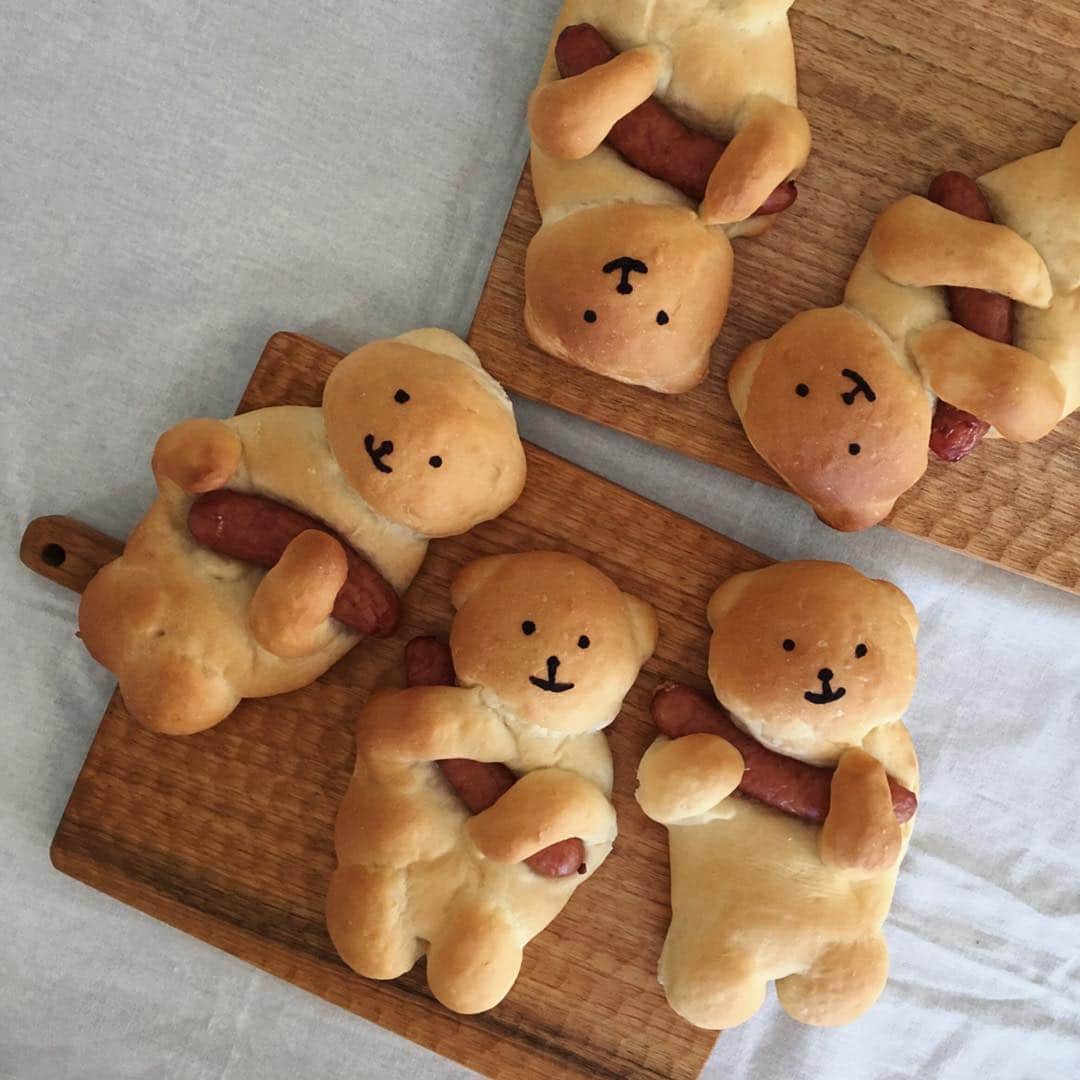 Ranさんのインスタグラム写真 - (RanInstagram)「. . #抱っこくまパン  #🐻 #🍞 . . 久しぶりに“抱っこくまパン”を作りました。 少し耳が小さかったかも？ ウィンナーをギュッと抱っこしている姿が たまりませんねー☺️ . . #bear #bread #homemade #handmade #kawaiifood #cutefood #deko #breadclass  #おうちパン #手作りパン #キャラパン #キャラフード #デコパン #パン教室 #こどもごはん #かわいい #パン #萌え #くま #くまさん #ソーセージパン #ウィンナーパン #lunch #お昼ごパン #朝ごパン #konelのくまパン」7月14日 14時31分 - konel_bread