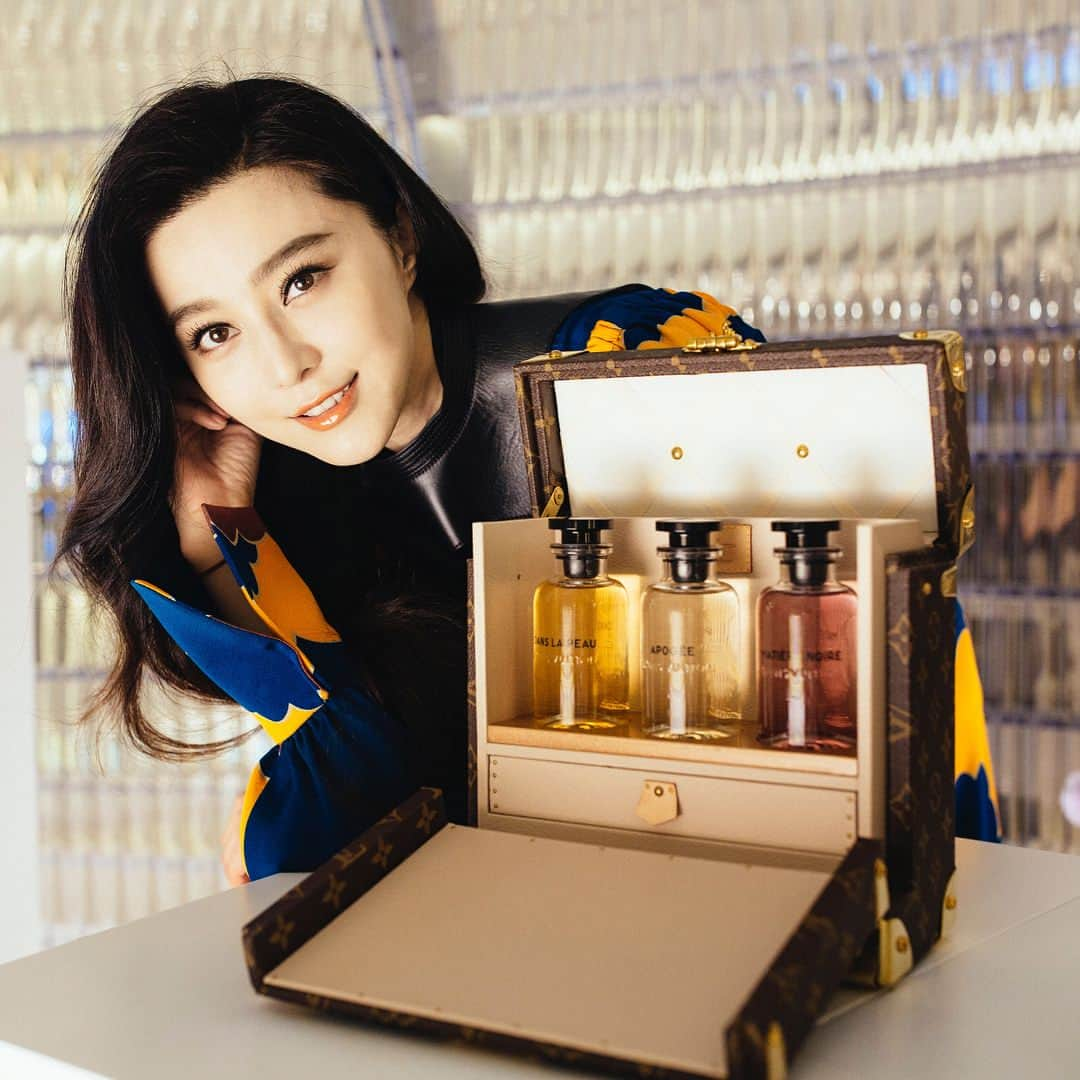 ファン・ビンビンさんのインスタグラム写真 - (ファン・ビンビンInstagram)「A fascinating journey of Les Parfums Louis Vuitton with Monsieur Jacques Cavallier. "Rose des Vents", "Turbulences", "Dans la Peau" "Apogée", "Mille Feux", "Contre Moi", "Matière Noire" Scents from the heart, which one is your favorite? I love Apogée and Rose des Vents! @louisvuitton Styled by @minruir」7月14日 9時16分 - bingbing_fan