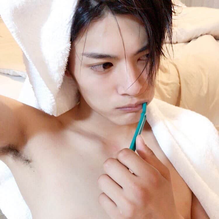 原田桂佑のインスタグラム：「今回のイケ家！企画ぅ〜🕴🏻 風呂上がり男子ぃ〜♨️ は〜い（笑）  #ガルアワ #イケ家 #イケメン #男子 #風呂上がり #イケてる #セクシー avex-audition.jp/ikeya/」