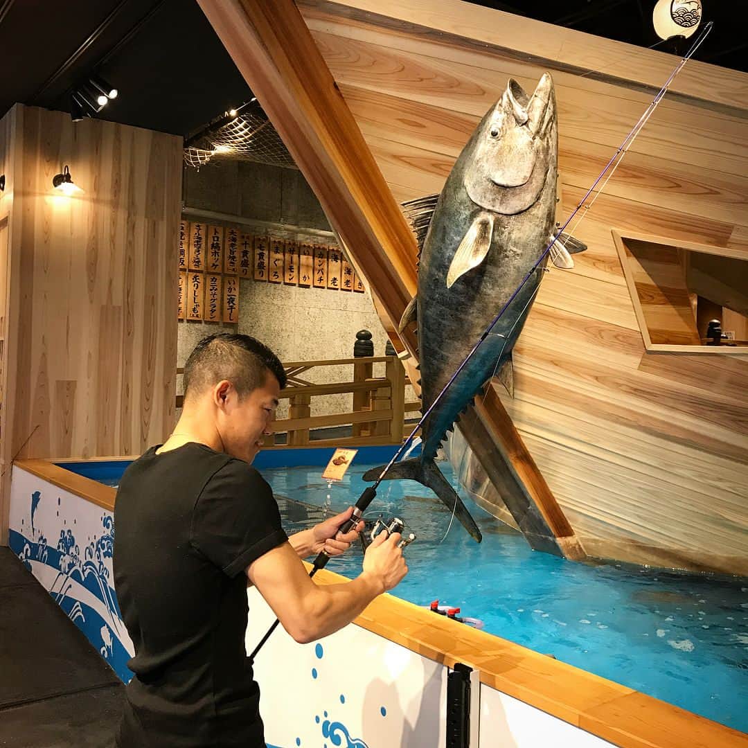 亀田興毅さんのインスタグラム写真 - (亀田興毅Instagram)「本日 大阪は新世界に国内最大級の釣船居酒屋、「ジャンボ釣船 つり吉」がオープン!! 店内は３つの漁船に分かれており、船の下で泳ぐ魚を釣ってその場で食べることが出来る。新世界には昔から大阪を象徴とする通天閣があって、周りには大阪名物の串かつ屋が多く立ち並び、さらに「つり吉」が出来て益々賑やかになる。ひと昔前までは静かだった新世界も今では連日観光客で賑わって観光名所となっている。骨の髄まで大阪人の俺にとって賑やかになるのは喜ばしいことだ。大阪最高!! #大阪 #新世界 #通天閣 #串かつ #串カツ #ジャンボ釣船つり吉 #つり吉 #本日オープン #家族で行きたいな #今度息子達を連れて行こう #観光名所 #大阪最高」7月14日 10時59分 - kokikameda