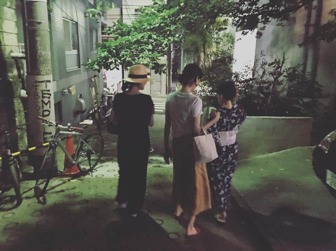 ともさかりえさんのインスタグラム写真 - (ともさかりえInstagram)「すいか会🍉 . 夜の散歩。 ずっと笑っていたな〜。 聡美さんの師匠感ハンパない。 ししょーししょーと呼ばれていた。 . #すいか  #すいか会  #師匠」7月14日 11時08分 - rie_tomosaka_official