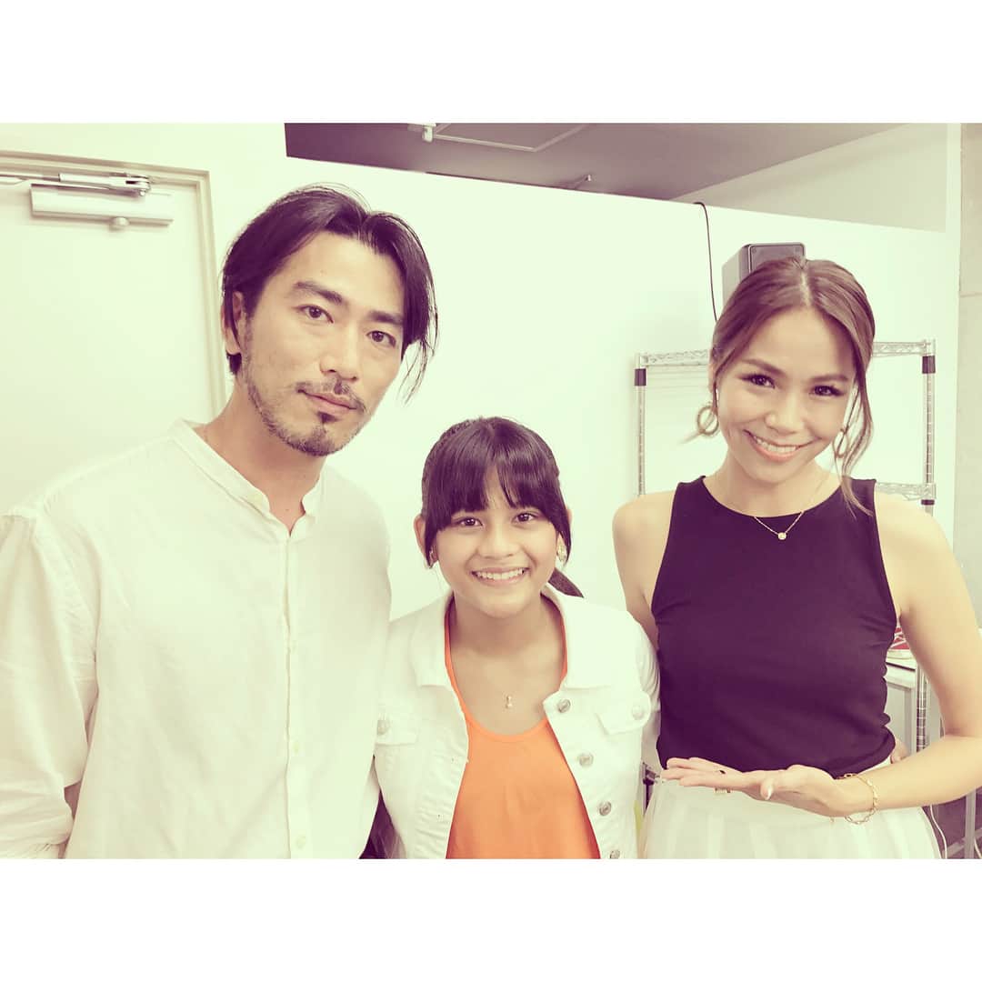 のインスタグラム：「I got to be the MC for a movie screening of "Blanka" which directed by super talented Japanese film director Kohki Hasei✨  What an absolutely incredibly lovely film....Blanka is the kind of film that draws you in so beautifully and touchs your heart and also contains the most committed and amazing performance by young actress Cydel Gabutero.....Couldn't believe it was her first film...!!! Bravo🙏💗 映画"ブランカとギター弾き"の試写会の司会をさせて頂きました！長谷井宏紀監督の初長編映画となるこの作品。ジワジワと引き込まれ、優しく包まれ、そして最後には涙が・・・。初めての映画出演を果たした主演のサイデル・ガブテロちゃんの真っ直ぐで、力強く素晴らしいパフォーマンスに心揺さぶられました。マニラのスラムの路上でキャスティングした子供たちの演技にも感動。 長谷井監督の見せる世界観、フィルムの何とも言えない色づかい、名シーンの数々。 心が洗われるような美しい映画、生きて行く上で一番大切な物はお金で買えないこと、愛について考えさせられる一本。この夏、ぜひ多くの方に見て頂きたい作品です！ #blanka #kohkihasei #cydelgabutero #beautiful #film #tokyo #shibuya #ブランカとギター弾き #7月29日 公開です #夏休みに家族でも #💗 #veneziafilmfestival #veneziafilmfestival2015 #長谷井宏紀 #jwave #jme #special」