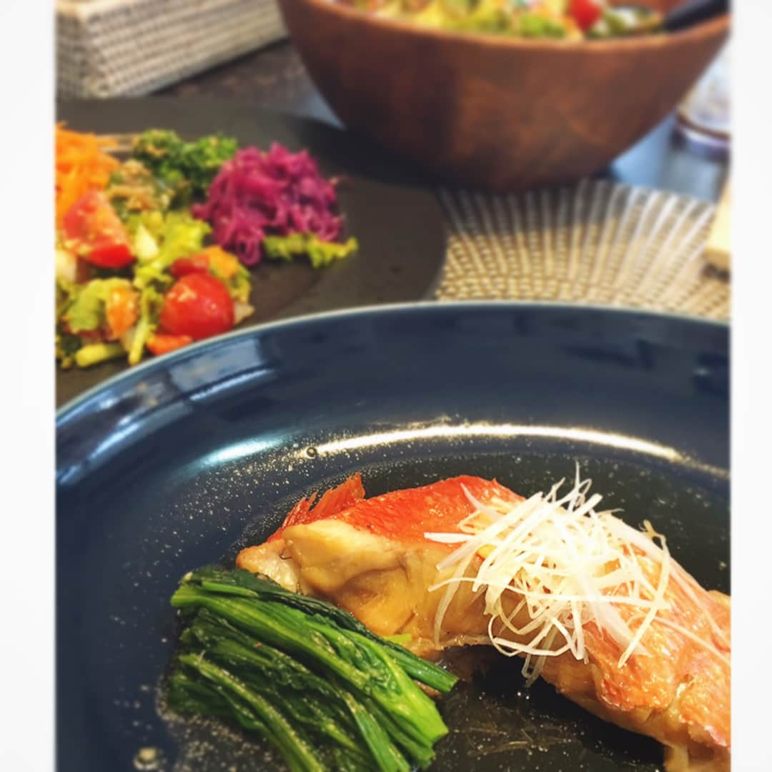 松木里菜さんのインスタグラム写真 - (松木里菜Instagram)「1枚目、2枚目、 先日の夜ご飯✨  詳しいことはブログに書きましたm(__)m . . 3枚目。 早速モナアと伝説の海を再び鑑賞✨ 特等席は我が家のツンデレ娘モカさんにいつも取られます😂 . .  4枚目。  今日も暑かったけど(最高気温34℃🌞)、風が通り気持ちのいい窓辺でラテを飲みながら少し小休憩✨. . この涼しさはマンションの良さなのでしょうかね😊  さて、そろそろ習い事の準備して送迎へ🚲♪♪」7月14日 16時00分 - rinamatsuki613