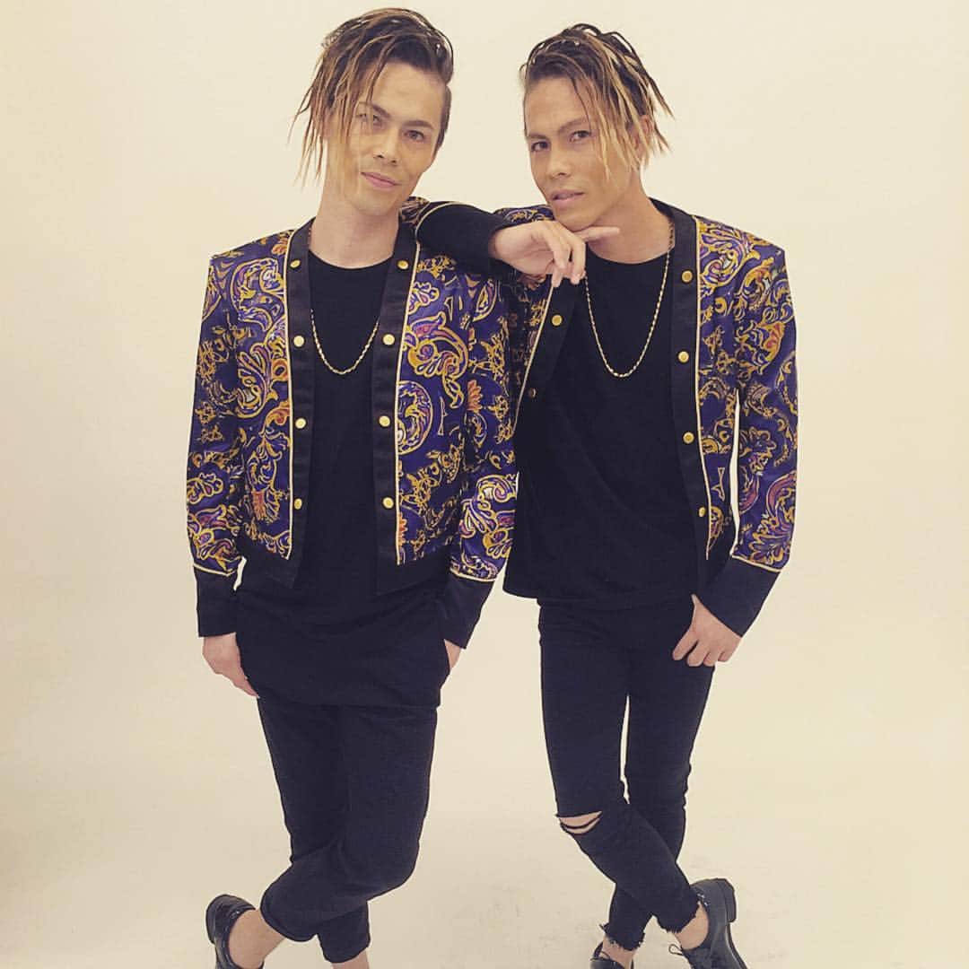 YU・RYO（BRIDGET）さんのインスタグラム写真 - (YU・RYO（BRIDGET）Instagram)「Twins puts on new clothes and shooting today. #bridget #twins #half #dancer #japan #双子 #ハーフ #ダンサー #日本 #撮影 #新衣装 #モデル #photo #shoot」7月14日 15時45分 - bridget.twins