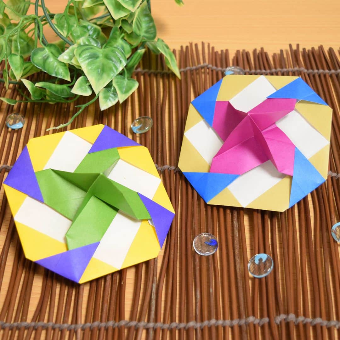 おりがみくらぶのインスタグラム：「新作の追加です！ほんとうに回すことができるんですよ。「こま3」 #こま #独楽 #折紙 #折り紙 #おりがみ #おりがみくらぶ #SpinTop #origami #OrigamiClub」