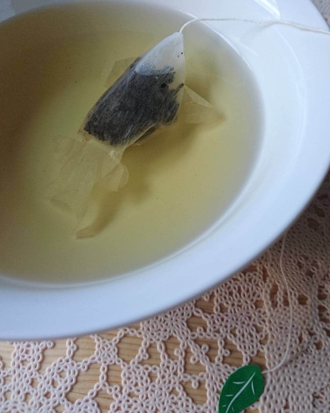 山部朱里のインスタグラム：「台湾のお土産🎁 金魚のティーバッグ☕ 愛くるしいこの形！ ぷっくりしたお腹！ 優雅になびく尾びれ！ 時間がたつと、茶葉がふくらんで、ぷくぷくふくらんでくるのがかわいい。 持つところが葉っぱなのもオシャレ🌱 調べてみると、台湾で人気のお土産みたい✨  明日は私が毎年夏に必ず飲むお茶を紹介します！」