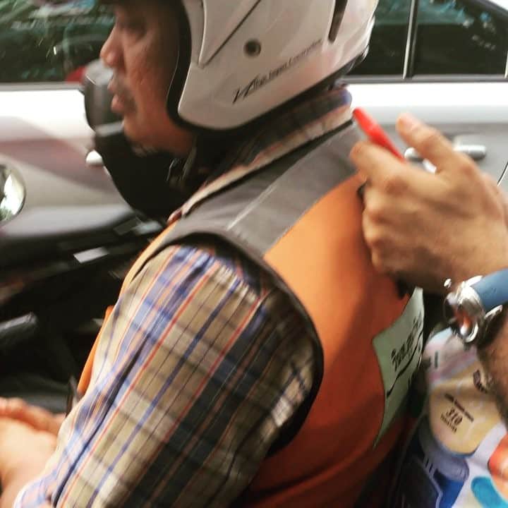 FukuyamaGoh のインスタグラム：「初めてのバイクタクシー🏍 渋滞の多いバンコクならではです😊😊 あ〜怖かった😱😱😱 #bangkok  #biketaxi  #スリリング」