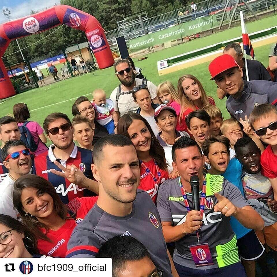 マッティア・デストロのインスタグラム：「#Repost @bfc1909_official ・・・ In diretta dal @bolognafanzone con @mattiadestroofficial e @e5pulgar #WeAreOne #bfccastelrotto2017 #bolognafc1909 #bolognafc #Destro #Pulgar」