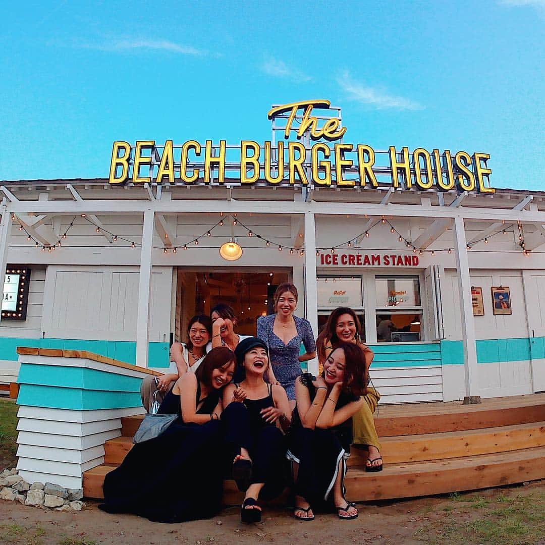 NANAMIさんのインスタグラム写真 - (NANAMIInstagram)「. #thebeachburgerhouse  明日からopen💕 おめでとうございます🥂♡ 店内もめちゃかわぁでさいっこー🍔🍔 #thegreatburger #thebeachburgershop」7月14日 19時55分 - nanami023