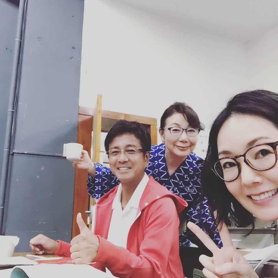 とよた真帆さんのインスタグラム写真 - (とよた真帆Instagram)「元旦那役 風間トオルさんとお姑さん役 音無美紀子さん😊👍ワイワイ楽しくやってます🍀 3人とも眼鏡（笑）眼鏡ファミリー  公演情報は http://www.nlt-pro.nlt.co.jp/yomeshu2/  #風間トオル#兄貴 #音無美紀子 さん#素敵な #役者 さんに#囲まれ#幸せ な#夏 #公演#眼鏡  #actor #torukazama #mikikootonashi #mahotoyota #family #comedy #theater  #love #eyewear #glass」7月14日 20時01分 - maho_toyota