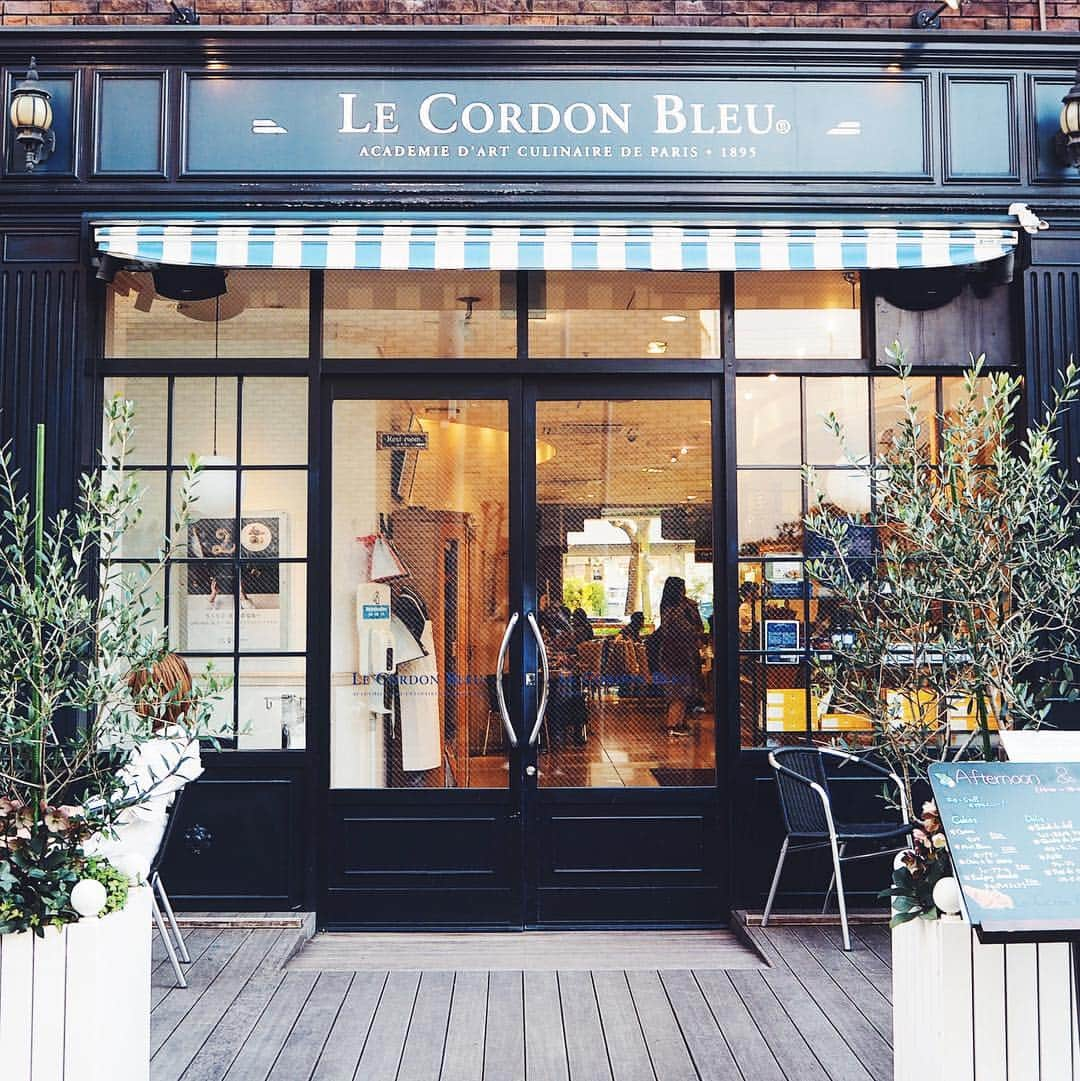 C A F E L O V E Rさんのインスタグラム写真 - (C A F E L O V E RInstagram)「Le Cordon Bleu La Boutique//代官山 . 代官山駅から徒歩３分 ブルーとホワイトのストライプが 印象的なテラス付カフェ おちついた雰囲気でゆったり くつろげるお店 . cafe☕️#LeCordonBleuLaBoutique#ルコルドンブルー place📍#daikanyama#代官山 . #_cafelover_ #cafe大好きお姉さん . マナーを守って楽しいcafe timeを…♡」7月14日 20時58分 - _cafelover_