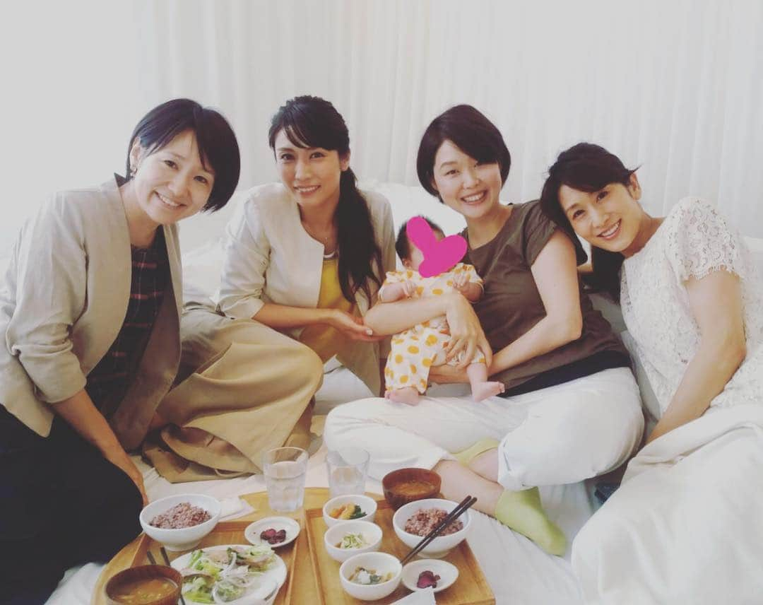 松川浩子さんのインスタグラム写真 - (松川浩子Instagram)「後輩麻衣子ちゃんの 第2子ちゃん。  私の腕の中で寝てくれた〜〜 なんせ私には 秘伝の子守唄がある。  ほとんどの座敷 ベビ連れのママさん達という #Chanomaで ゆっくりできました！  #chanoma #松本麻衣子アナ#上田悦子アナ #西村麻子アナ#松川浩子 #子守唄自作」7月14日 21時49分 - hiroko_matsukawambs