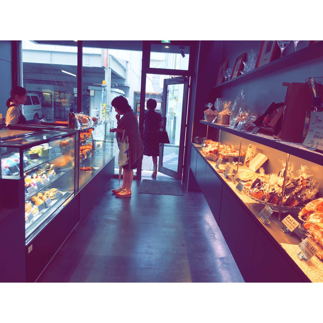 掛貝梨紗さんのインスタグラム写真 - (掛貝梨紗Instagram)「パン好き親子👨‍👩‍👧‍👦 紙屋町に昨年12月OpenしたLA MYSTÈRE (ラ・ミステール)🥐 500円以上 買うと、コーヒーやエスプレッソをくれる♡ から、お母さんとちょっとした休憩に😉 Bakery hopping in Hiroshima with mom😋 We love trying some new bakeries. A loaf of bread is soft and good🍞 #japan #ラミステール #lamystere #広島 #紙屋町 #中区紙屋町 #パン屋 #bakery #japanesebakery #hiroshima #kamiyacho #bakeryhopping #bread #freedrinks #newbakery #パン屋さん巡り #deliciousbakery #lovebread #breadforbreakfast #eatin #cakeshop #bakeryshop #広島市内」7月15日 9時06分 - kakelisa