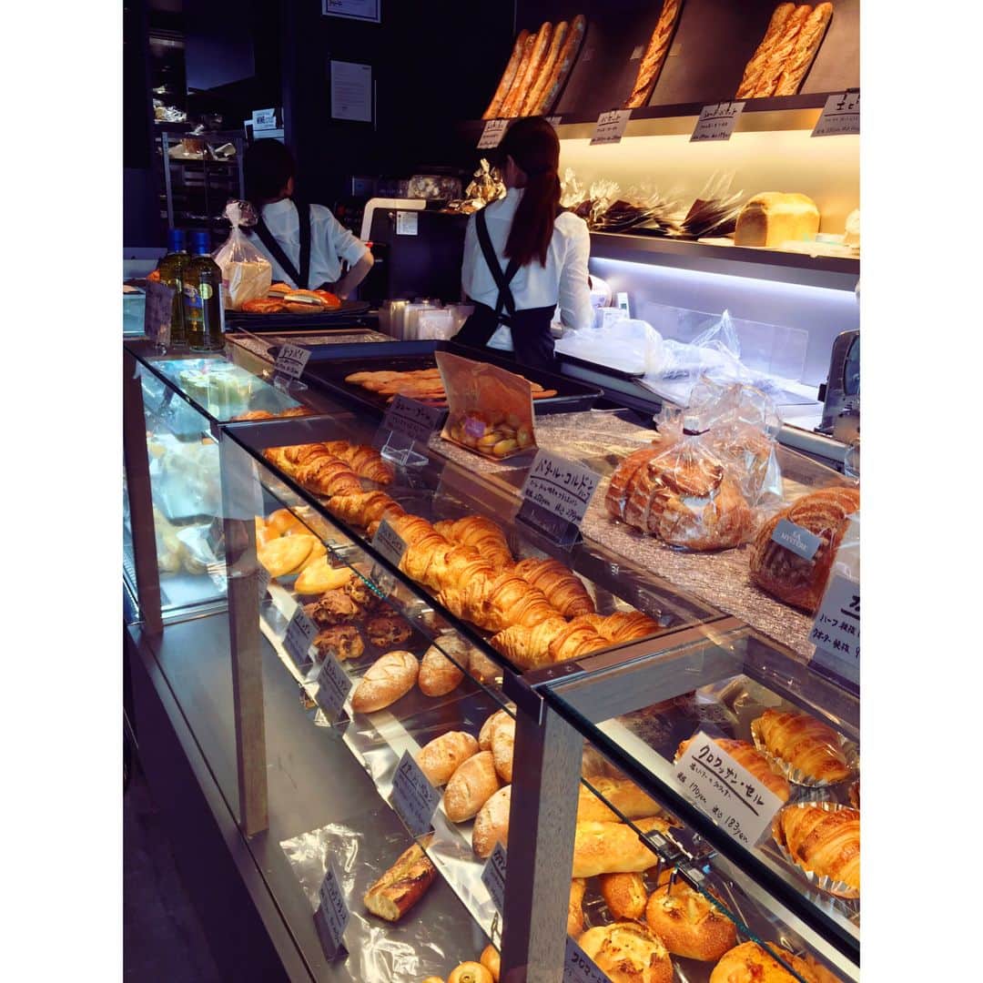 のインスタグラム：「パン好き親子👨‍👩‍👧‍👦 紙屋町に昨年12月OpenしたLA MYSTÈRE (ラ・ミステール)🥐 500円以上 買うと、コーヒーやエスプレッソをくれる♡ から、お母さんとちょっとした休憩に😉 Bakery hopping in Hiroshima with mom😋 We love trying some new bakeries. A loaf of bread is soft and good🍞 #japan #ラミステール #lamystere #広島 #紙屋町 #中区紙屋町 #パン屋 #bakery #japanesebakery #hiroshima #kamiyacho #bakeryhopping #bread #freedrinks #newbakery #パン屋さん巡り #deliciousbakery #lovebread #breadforbreakfast #eatin #cakeshop #bakeryshop #広島市内」