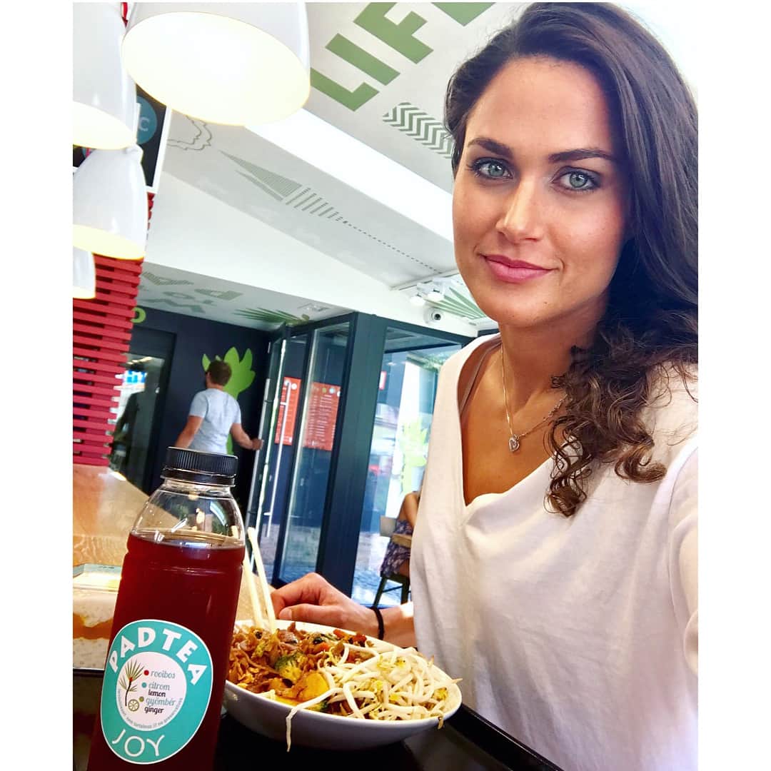 ズザンナ・ヤカボスのインスタグラム：「Life is too short, let's eat! 😋@padthaiwokbar」