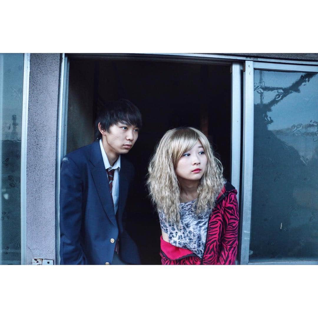 須賀健太のインスタグラム：「おはようございます。 7月15日。 映画『獣道』公開日です。 僕達の手を離れて今日からこの映画は皆様のモノに… 末長く愛してやってください。  そんな今日を映画館で一緒に祝いましょう！  #獣道  #映画獣道  #須賀健太 #伊藤沙莉」