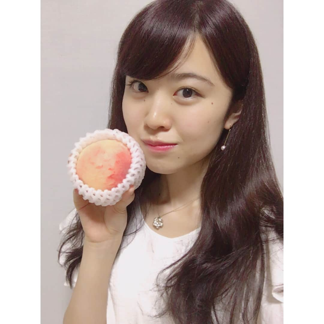 福岡真菜のインスタグラム：「Twitterとおんなじ🍑✨ バイト後にむいて冷やして食べたらとっても美味しかったです😆  今が旬の桃💕 みなさんはなんのフルーツが好きですか？😚 今日もポチっとして頂けたら嬉しいです💕 https://misscolle.com/gakushuin2017/vote  #missgakushuin2017 #学習院 #ミスコン」