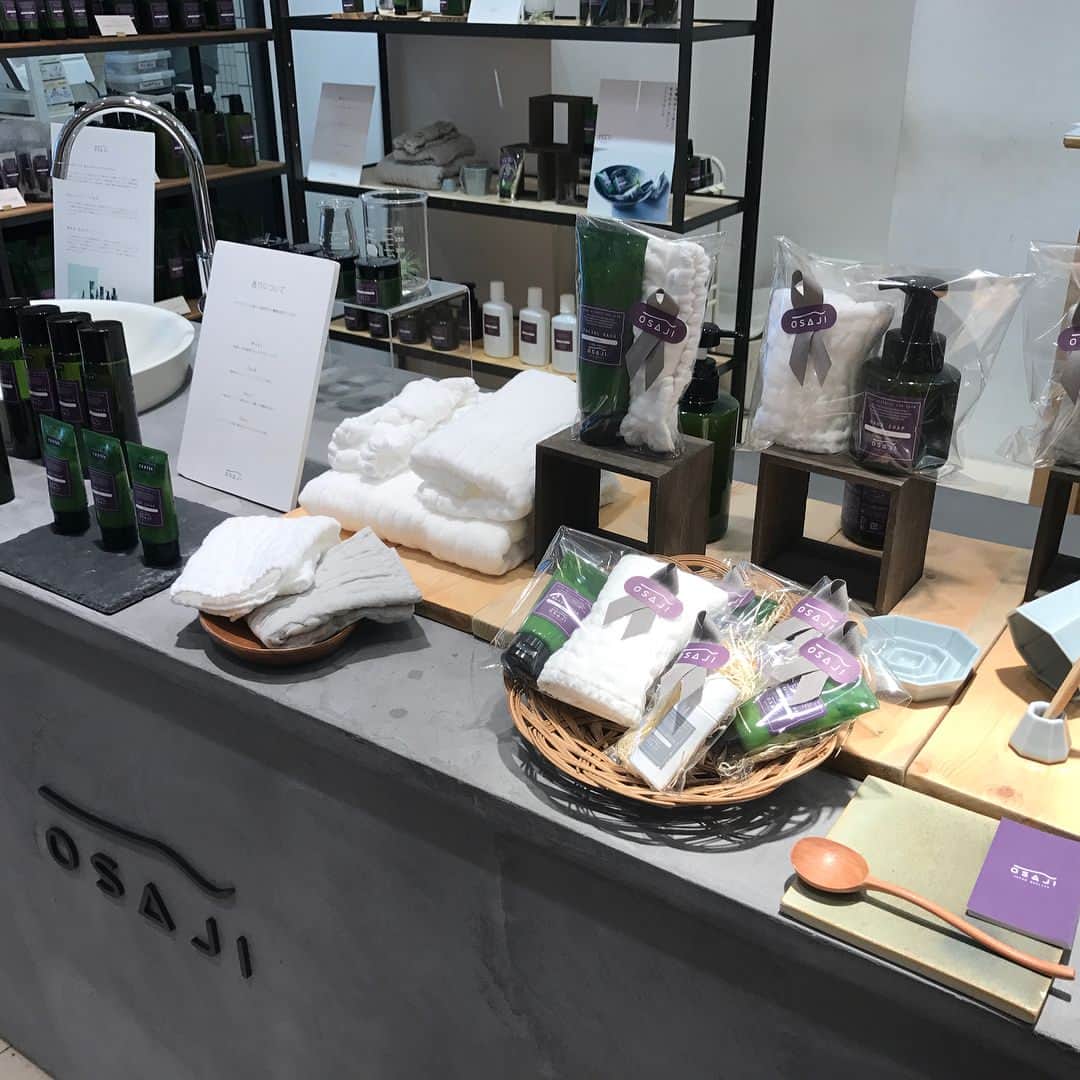吉祥寺PARCOのインスタグラム：「期間限定 「OSAJI」。皮膚が本来求める化粧品作りを追求した商品が揃います。夏場にぴったりのタオルや、気分が落ち着くハンドソープ。お友達へのギフトにも最適です。 オサジさんのLINＥ@にご登録で5%offクーポンがもらえます♪ #osaji #オサジ #吉祥寺パルコ  #kichijoji  #オーガニックコスメ」
