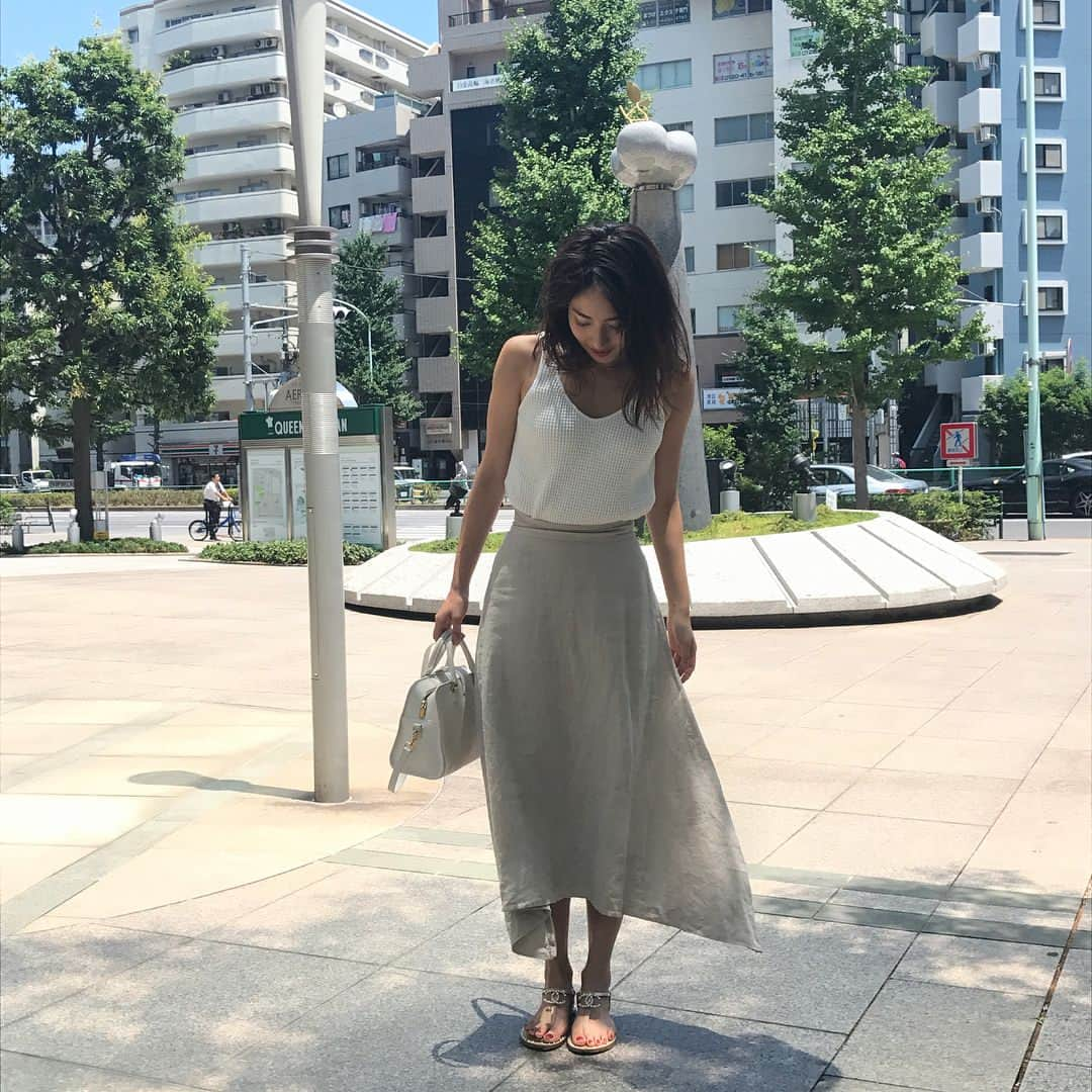 松山亜耶さんのインスタグラム写真 - (松山亜耶Instagram)「今日の私服♡ 本日も暑いですね🌞💦 トップス/#THENEWHOUSE  スカート/#frayid  サンダル/#chanel  バック/#saintlaurent  #リネン #リネンスカート #ootd #tokyo #夏 #コーデ #code #松山亜耶 #アイスが食べたい」7月15日 15時29分 - aya_matsuyama_official