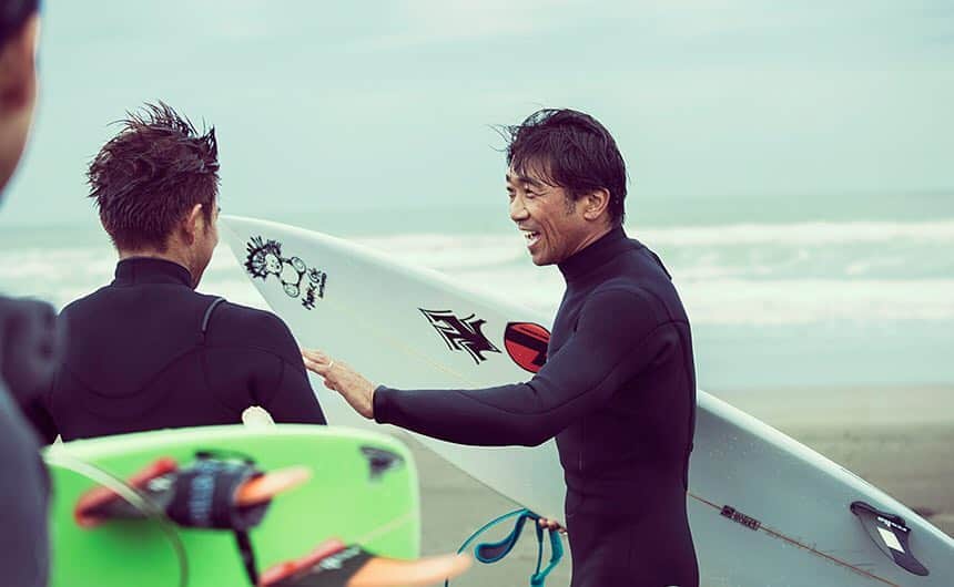 UNITED ARROWS さんのインスタグラム写真 - (UNITED ARROWS Instagram)「#Repost @hitotomonotoutsuwa_ualtd ・・・ 「海の魅力、教えてください」プロサーファー・牛越峰統さんに会いに。 ー 「海の日」が施行されてから、今年で早21年。「海の恩恵に感謝するとともに、海洋国日本の繁栄を願う」ことがそもそもの趣旨なのだそう。そこで「海が人生の学校だった」と語るプロサーファー、そしてJPSA(一般社団法人日本プロサーフィン連盟)理事長も務める牛越峰統さんを訪ねて、千葉県の一宮町へ。365日海とともに生きる、正真正銘“海の男”に“海愛”をたっぷりと語っていただきました。さて、今年の海の日は7月17日。あなたはどう過ごしますか？ ー #ヒトとモノとウツワ #unitedarrowsltd #uacsr_hito_027」7月15日 18時46分 - unitedarrows_official