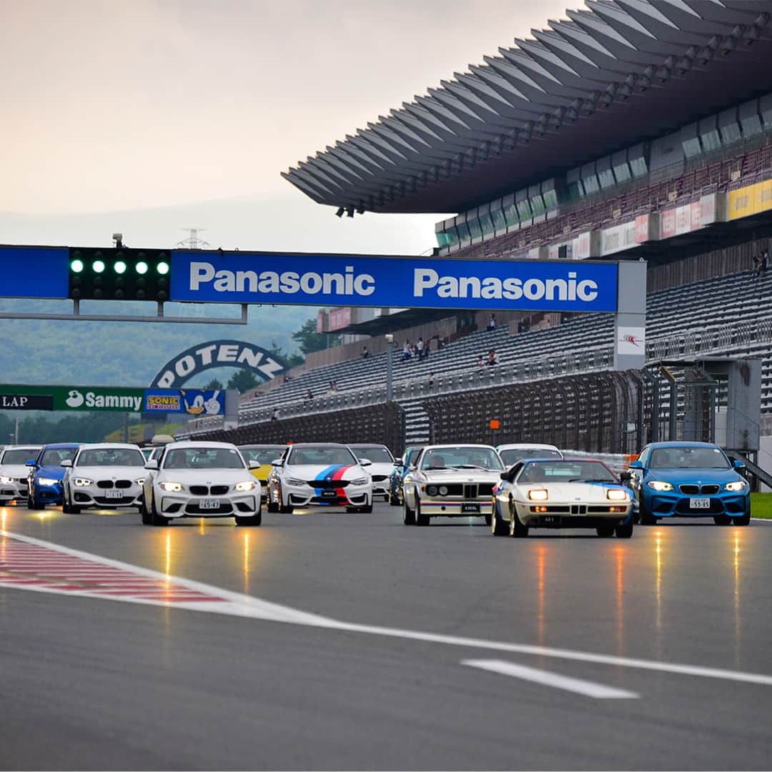 のインスタグラム：「最後は総計300台のBMWによるフェアウェルパレードラン！ BMW MOTORSPORT FESTIVAL 2017にお越しいただいた皆様、ありがとうございました。 #BMWMF2017 #BMW #BMWJapan」