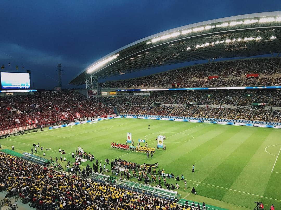 猪鼻ちひろのインスタグラム：「🐝⚽️📣🏃‍♀️✊🏻 . #浦和レッズ #vs #ドルトムント #国際的な応援 #習得 #めっちゃ面白い 😂🤣 #埼玉スタジアム #ありがとう #ただいま1対0 #wow  #そして #眼鏡はやく作らなきゃ！！！」