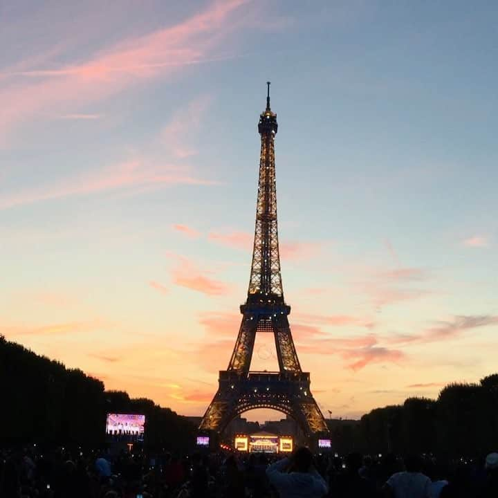 パク・ミンジのインスタグラム：「불꽃 터지는거보다 이 순간이 더 좋았다 💓 #paris #eiffel #14juillet」