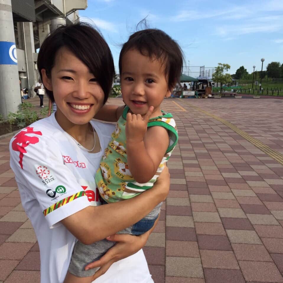 若林美里のインスタグラム：「今日は、 おばあちゃんと おばさんと いとこ♡が、 初めて試合を観に来てくれました!! 最高に嬉しかったです!! 試合も2-1で勝利＼(^^)／ ありがとうございました!! #念願の#試合#観戦#imsohappy」