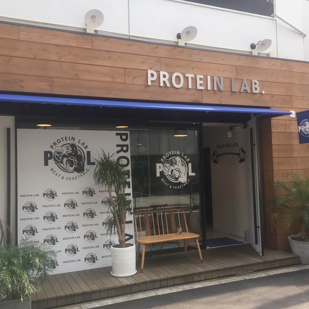 村田千弥さんのインスタグラム写真 - (村田千弥Instagram)「家族でマッチョが集まるカフェ、PROTEIN LABへ。パパはマッチョボウル、ママはデトックスボウルをいただきました。 #proteinlab #protein #trainy #cafe #family #うちのパパはマッチョ #ママは最近全然ジム行けず #娘に栄養を吸いとられ #どんどん痩せていく」7月16日 12時00分 - chr.0429