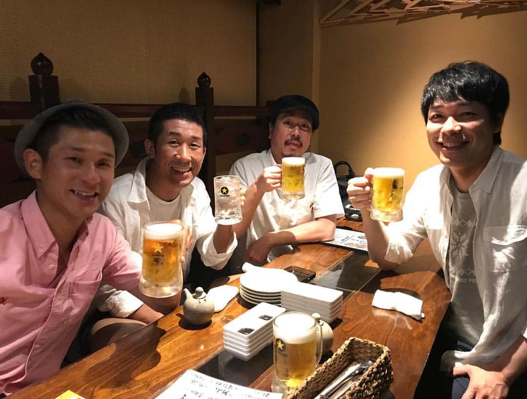 川島明のインスタグラム：「鹿児島ライブの打ち上げ  #左から #ゴルフ好き中古車センターの社長 #車買うんやったら連絡してや #っていうてたので電話したら #めんどくさそうに対応するタイプ #左から二番目 #泥小僧 #ふしぎなおどりを踊って #旅人からMPを吸い取る #仲間を呼ぶタイプのモンスター #左から三番目 #昭和ポルノ監督 #プライベートは紳士 #懐中時計持ってるタイプ #全く知らない銘柄のタバコ吸ってる #一番右 #和菓子屋のせがれ #親を越えるために #和と洋のコラボを企画し #バーニャカウダーおはぎをつくって #店をつぶした男」