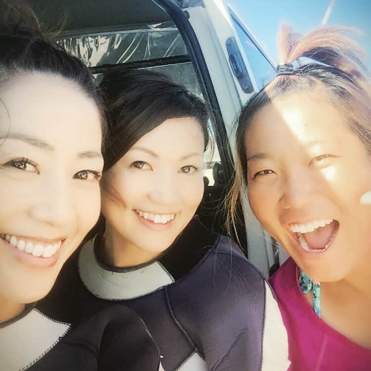 小林美香子のインスタグラム：「一年ぶりに沖縄(๑>◡<๑) えびちゃん、やっぱり良く焼けてるね。」