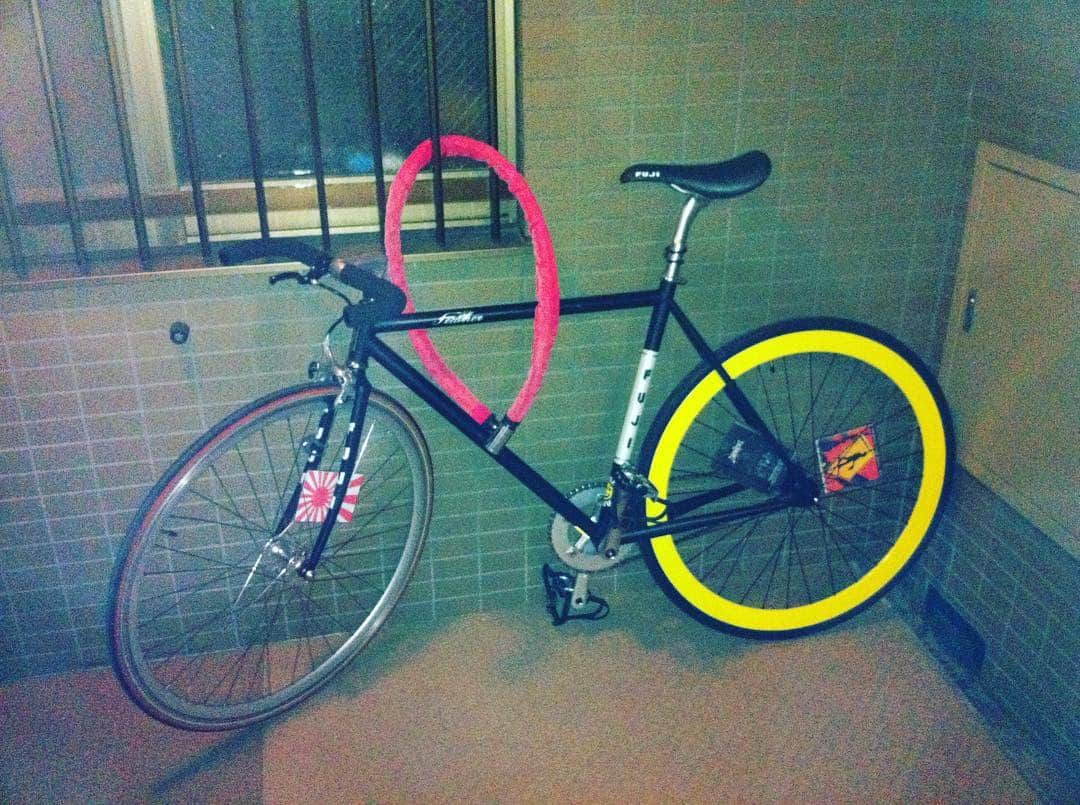 渋谷龍太さんのインスタグラム写真 - (渋谷龍太Instagram)「my bicycle。 2年以上乗ってないので、どなたかに譲ろうかと企んでいる。 私は、自転車が、似合わないのだ。  #fujifeather」7月16日 22時24分 - gyakutarou