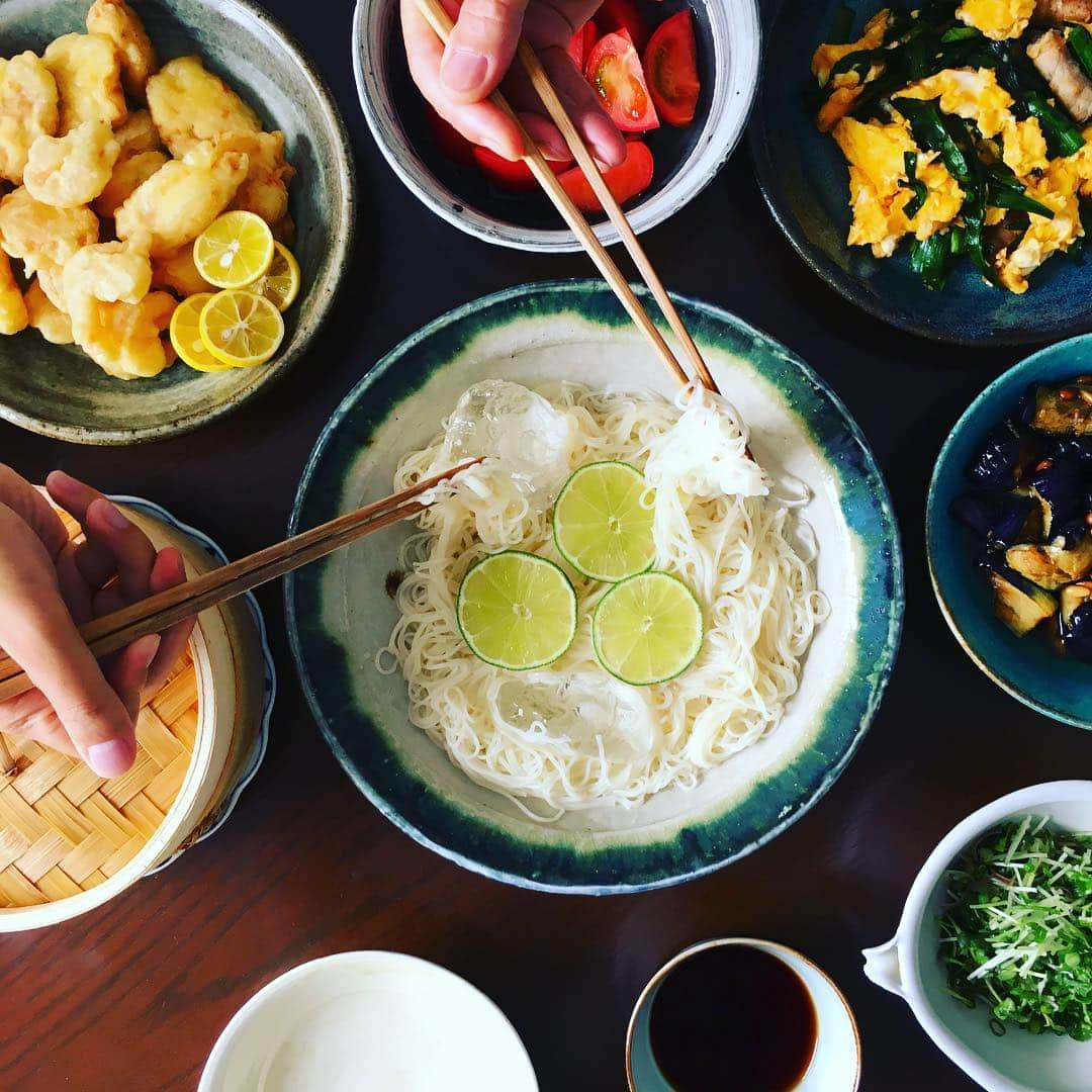 志摩有子さんのインスタグラム写真 - (志摩有子Instagram)「三連休中日は夏らしく素麺ランチ。おかずをいろいろ並べて。茄子の揚げ浸しで揚げ油を使ったついでに、今日は小海老天ととり天もサービス。揚げ上がった頃には汗びっしょり。  #素麺 #素麺ランチ #夏の味 #3人で7束」7月16日 13時21分 - ariko418