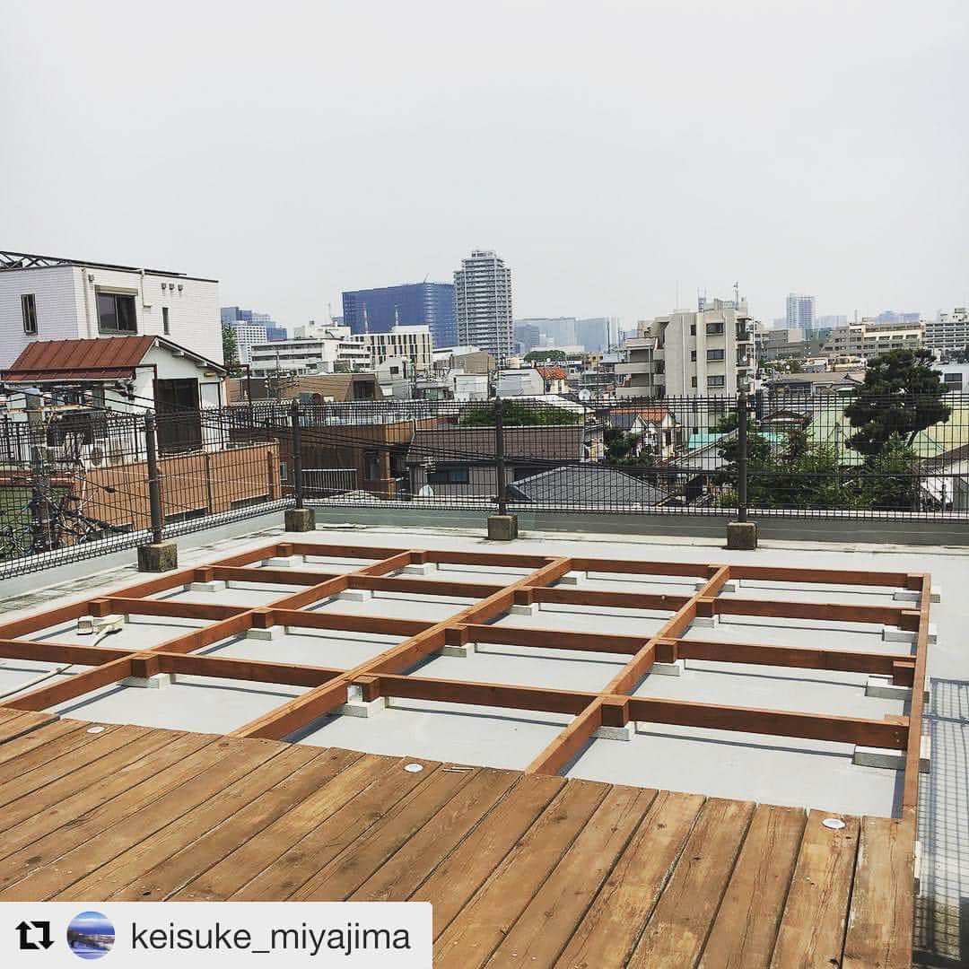 志摩有子さんのインスタグラム写真 - (志摩有子Instagram)「この猛暑のなか、屋上のウッドデッキを増設している旦那さま。熱中症大丈夫なのか？ #ウッドデッキ #真夏日 #DIY #焦げてる #ヴィンテージハウスM #リポストの仕方間違ってる？ #ヴィンテージハウス_m」7月16日 14時24分 - ariko418