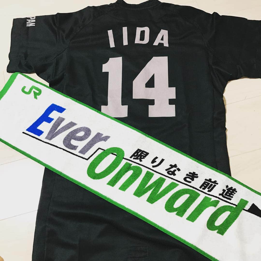 飯田哲矢のインスタグラム：「今日はJR東日本の初戦 18時開始予定で東京ドーム テレビで観戦します #JR東日本 #今は39 #新幹線、前の座席はふっくん🤔」