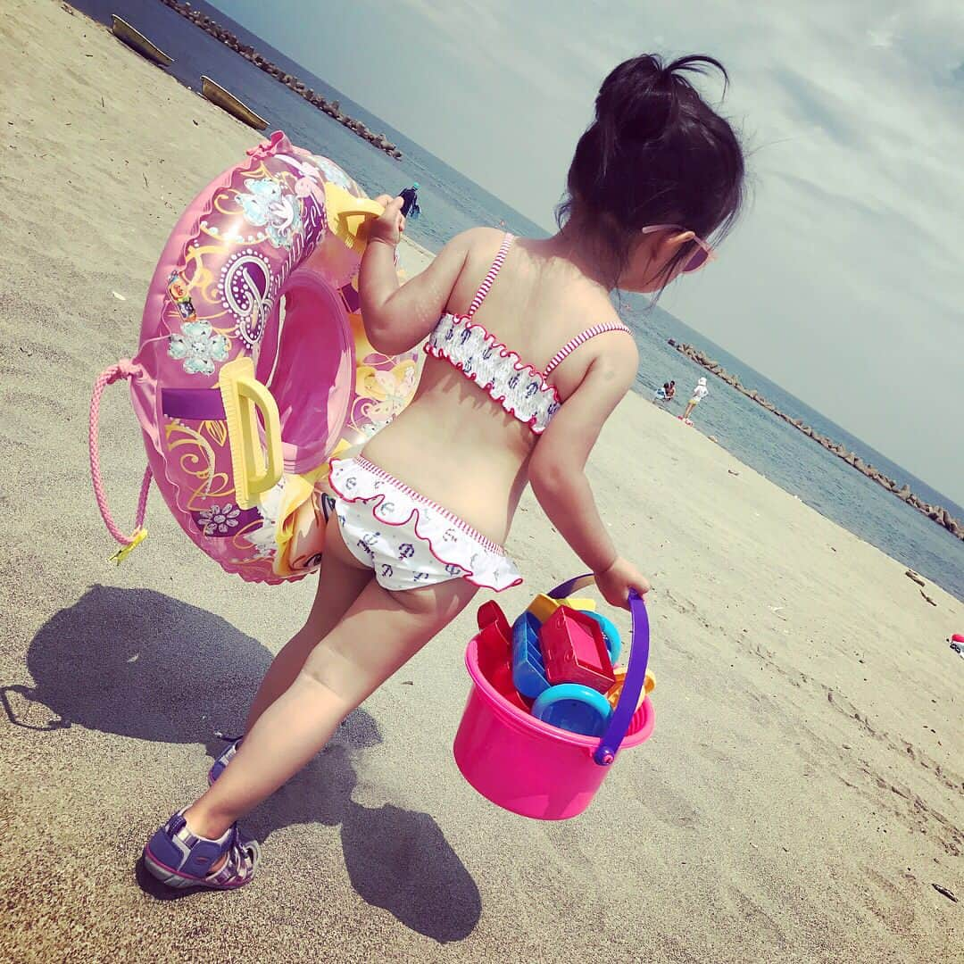 さがゆりこさんのインスタグラム写真 - (さがゆりこInstagram)「Beach fashion! #2years #firstbikini #kidsbikini #japanesegirl」7月16日 18時07分 - sagayuriko1