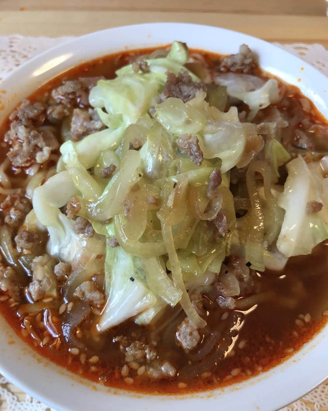 山部朱里のインスタグラム：「お昼はラーメン作りました🍜🍥 見た目より辛くないです🍴  #中華三昧#四川風味噌拉麺#豆板醤と甜麺醤のコクと旨み#キャベツと玉ねぎとひき肉#今からあと2枚投稿します」