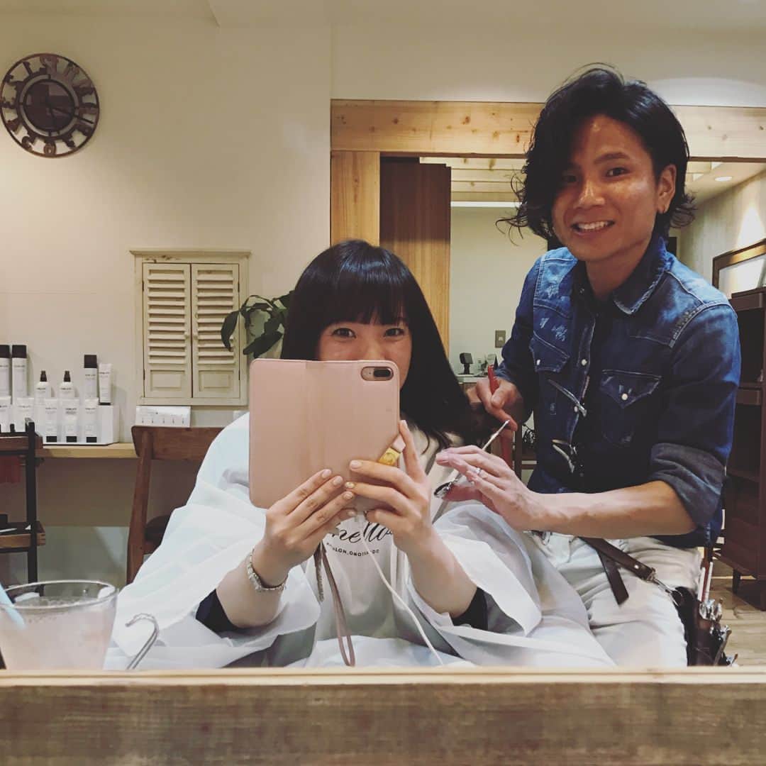 のインスタグラム：「ただいま、日本！ 今日はネイルして美容室へ。 髪を暗くして前髪をつくり後ろも少しカットしてもらいました^ ^ ほぼスッピンですみません！」