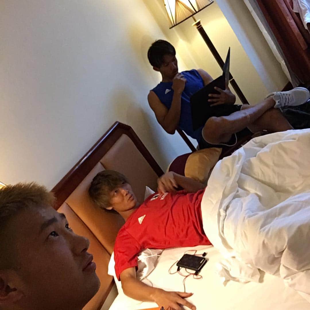 柳貴博のインスタグラム：「カンボジアにきてますー！！ ＃いつも3人 ＃3人ともどっか見ちゃってる #もうそろそろ大会始まる #絶対勝つよ #板倉滉 #波多野豪 #柳貴博」