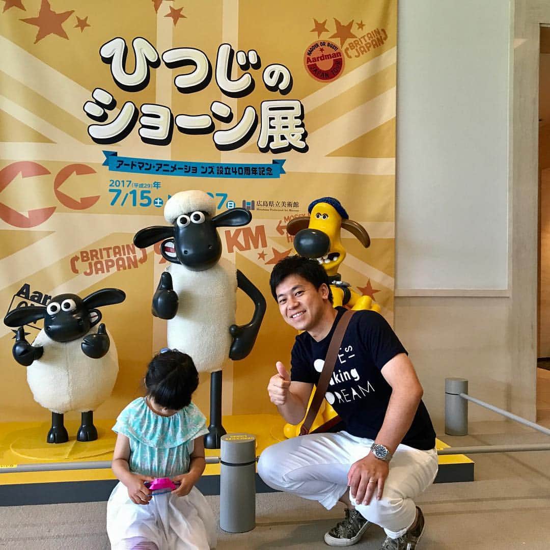 榮真樹のインスタグラム：「家族で“ひつじのショーン展”へ♫ ６年ほど前からストーリーの面白さに魅了され、すっかりファンになってました^_^ 原画の展示や制作現場のビデオ紹介など、内容盛りだくさん‼︎ “ひつじのショーン展”、面白いですよ！ #県立美術館 #１秒間に25コマ #集中しすぎて気づけば一人に」