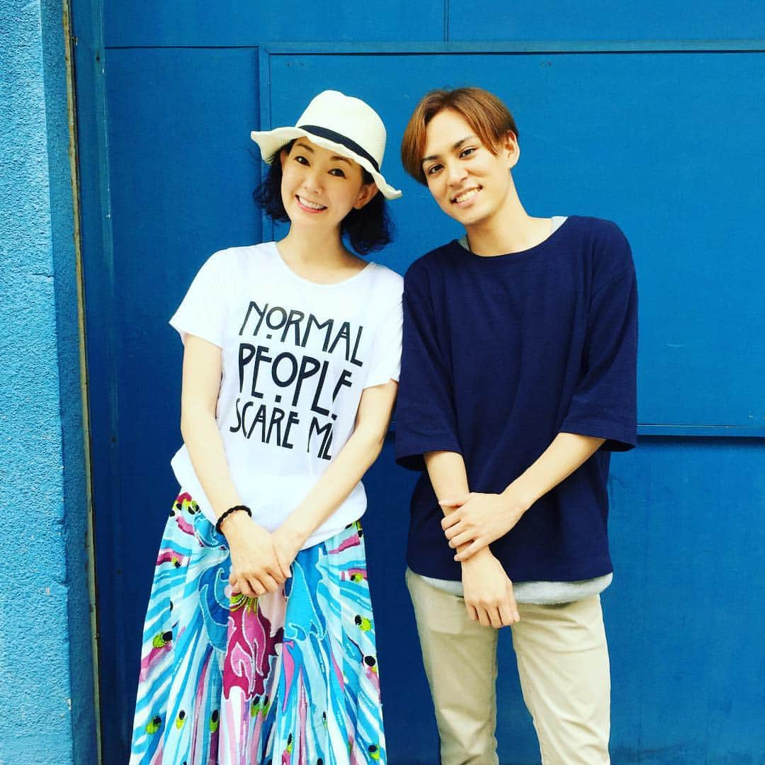 とよた真帆さんのインスタグラム写真 - (とよた真帆Instagram)「私と風間トオルさんの間に生まれた息子、だそうです。小泉俊也くん😄  #顔 の#濃さ は#パパ #似 ですね？って#風間トオル さんに#言ったら #僕は#灼けてるだけで#実は#薄め だよ？だそうです#んなこたーない #actor #theater #japanese #ghost #rehearsal#myson #family #love #like4like」7月16日 20時37分 - maho_toyota