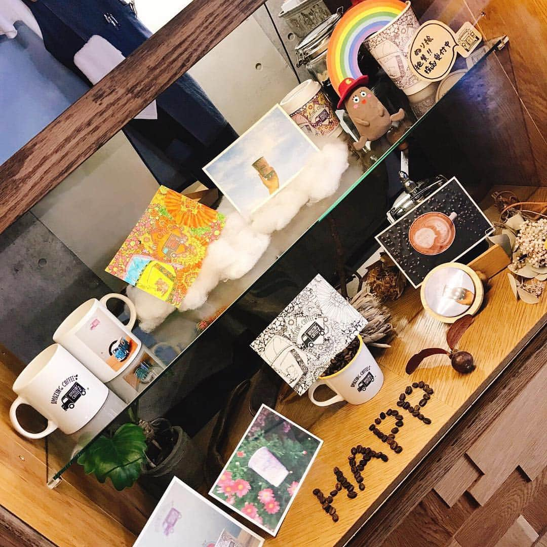 AMAZING COFFEEさんのインスタグラム写真 - (AMAZING COFFEEInstagram)「. 📢AMAZING COFFEE TOKYO NAKAMEGURO📢 「Dream Aya」×「AMAZING COFFEE」 いよいよ本日LAST DAY!! 「HAPP🌱 DAY」をテーマに、イロドリラテ🌈、Dream Ayaが撮影したHAPP🌱なPOSTCARD SETや缶バッジなどなど… Ayaさんの想いがたくさん詰まった、HAPP🌱な空間をぜひお楽しみください💁🏻‍♂️ ※あなたが彩ったPOSTCARDはポシト君へ📮 投函は7月31日までとなります。  #AMAZINGCOFFEE #TOKYONAKAMEGURO  #中目黒  #HAPPYDAY #ポシト君 #RETURNS #イロドリ #17日まで #EGEVOLUTION @aya_dream04」7月17日 7時00分 - amazing_coffee_official