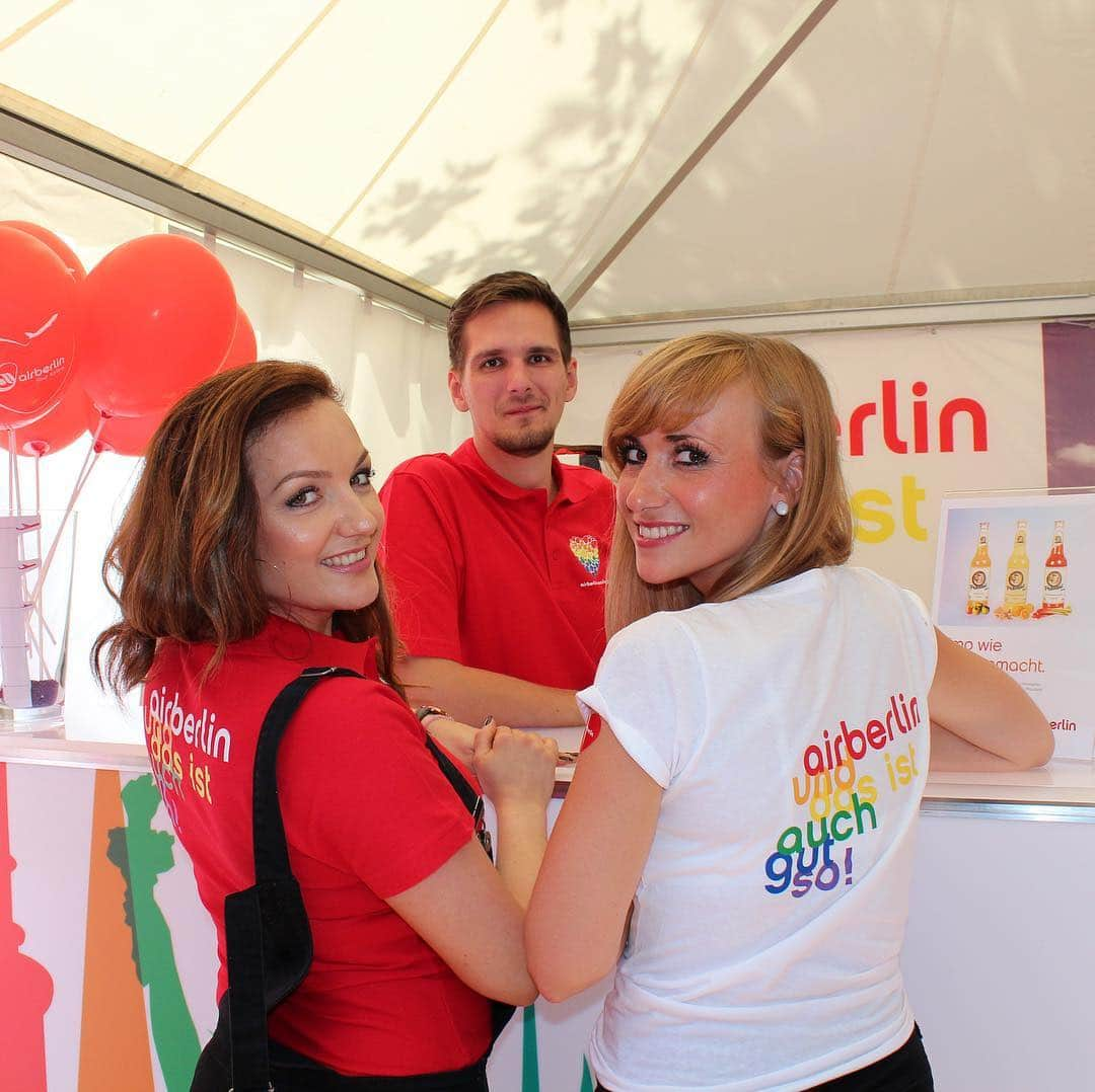 エアベルリンのインスタグラム：「Many airberliner are voluntary on the spot this weekend at the Lesbian-Gay festival. The proceeds will go to the Berliner Aidshilfe.  #airberlin #lgbt #berlin #gay #lesbian #festival」