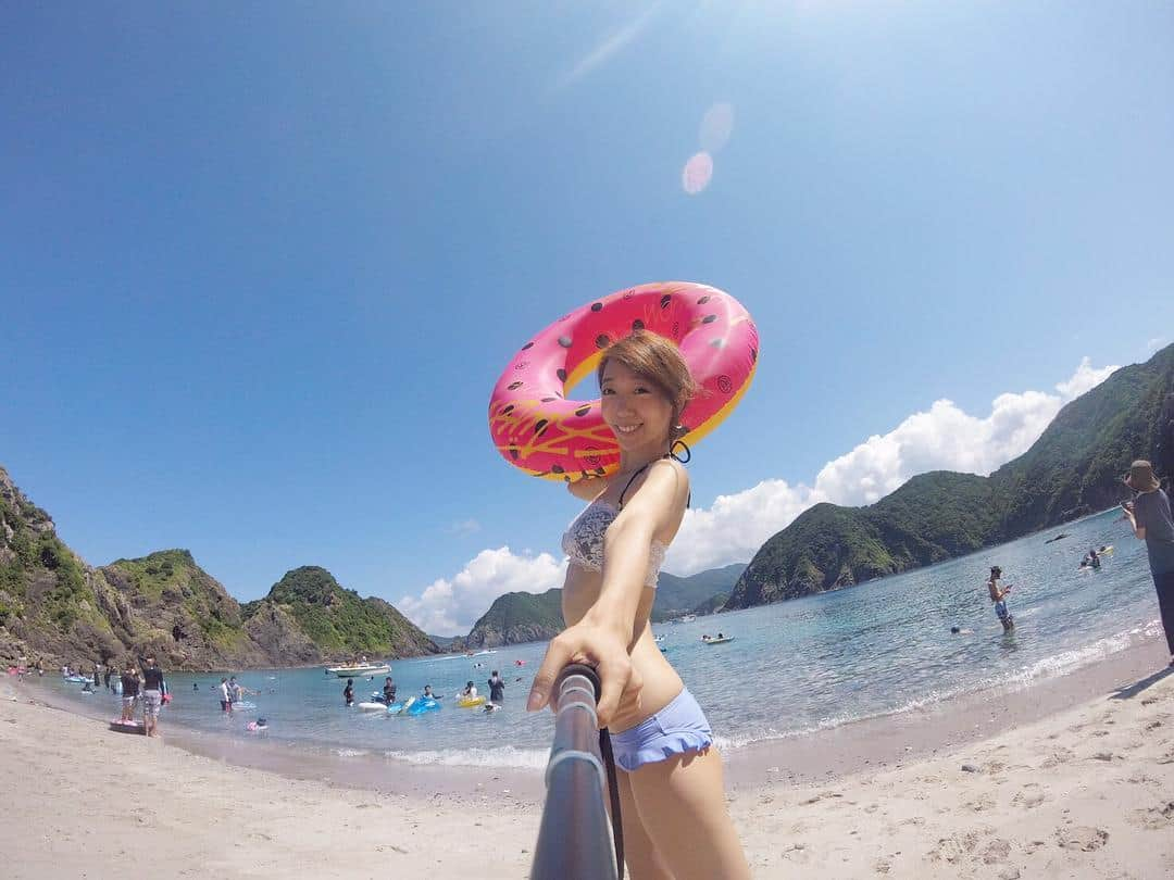 浜崎美保さんのインスタグラム写真 - (浜崎美保Instagram)「海の日😍🌴💕✨地元の鹿児島のあじろビーチ😁 #今日は番組がお休み #海の日 #祝日 #地元 #鹿児島 #坊津 #あじろ #あじろ浜 #あじろビーチ #船の港が変わってた #船賃値上がってた #笑 #でも好き #海 #透明 #お魚いっぱい #beach #海大好き #泳げないけどな #gopro #goproのある生活」7月17日 17時01分 - mihohamasaki_japan